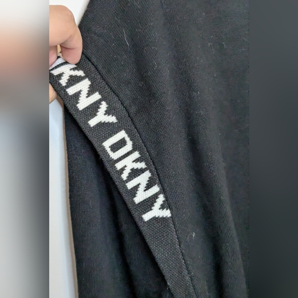 DKNY V neck long sleeve sweater logo shoulder detail black - size M - Picture 8 of 8